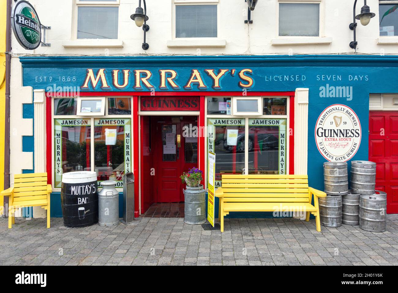 Murray's Bar, Main Street, Charlestown (Baile Chathail), County Mayo, Republik Irland Stockfoto