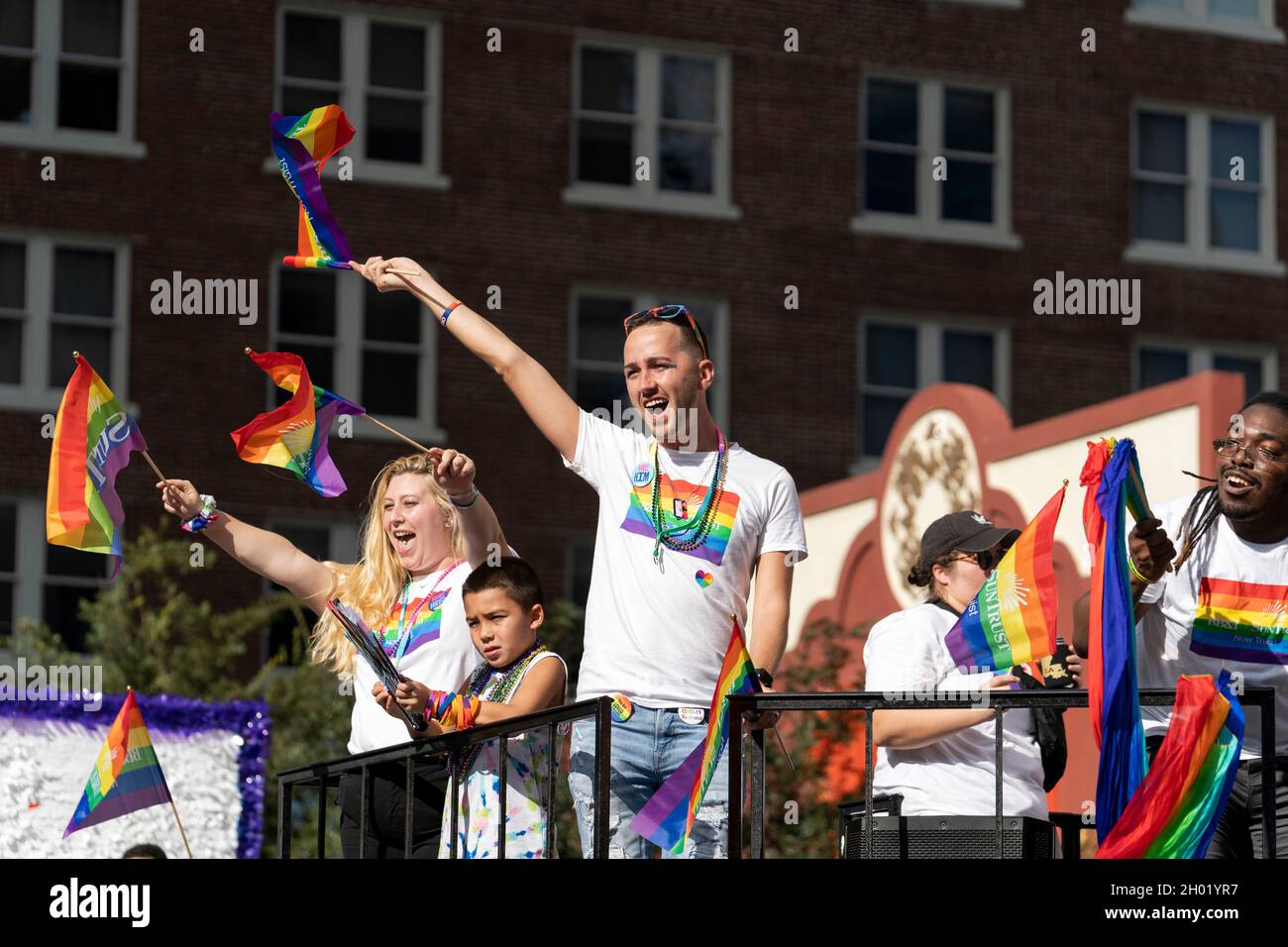 Orlando, Florida, USA. Oktober 2021. Die Teilnehmer des Festivals kommen mit dem Pride Festival und der Parade in der Innenstadt von Orlando.Zehntausende Mitglieder der LGBTQ-Gemeinschaft und ihre Verbündeten versammelten sich zur jährlichen Veranstaltung im Lake Eola Park. (Bild: © Ronen Tivony/SOPA Images via ZUMA Press Wire) Stockfoto