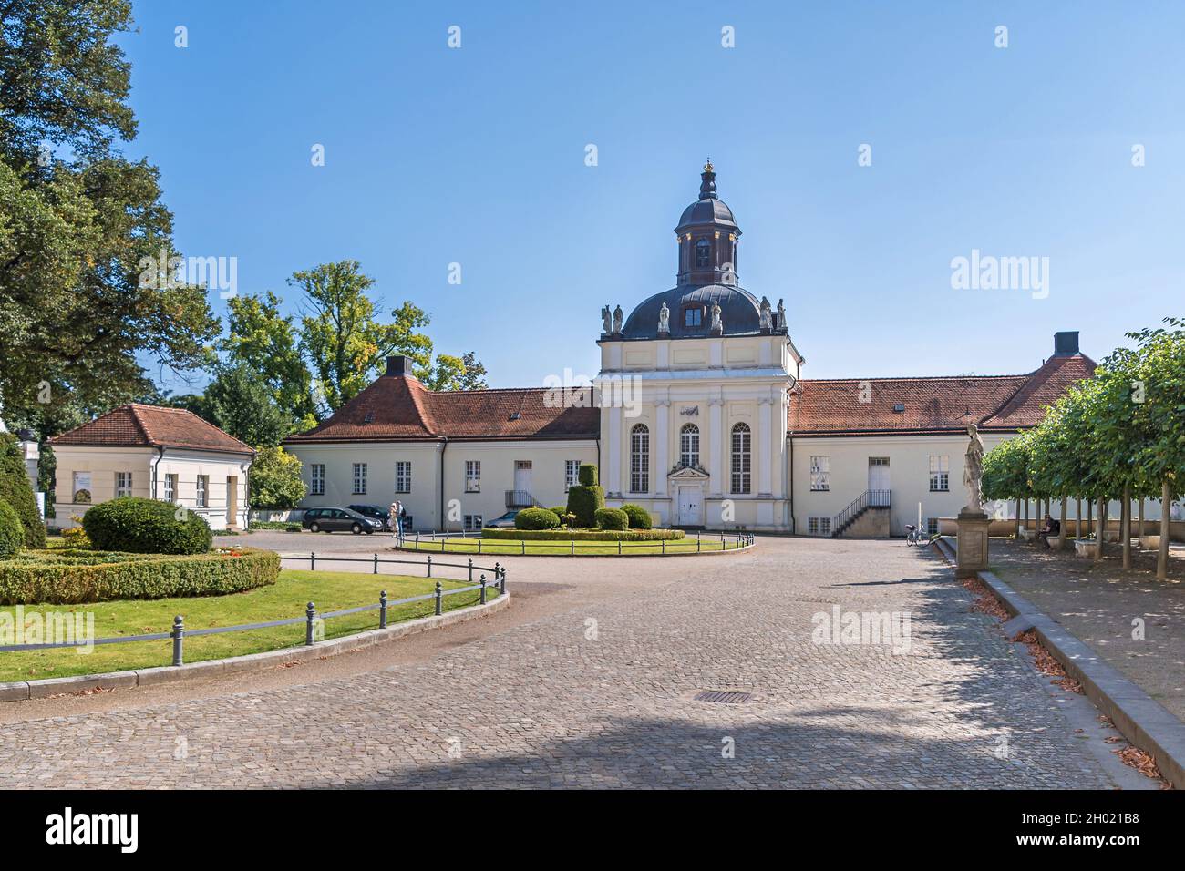 Berlin, Deutschland - 6. September 2021: Schlosskirche des barocken Wasserschlosses Schloss Köpenick mit den flankierenden ehemaligen Wirtschaftsflügeln und den geschwungenen Stockfoto