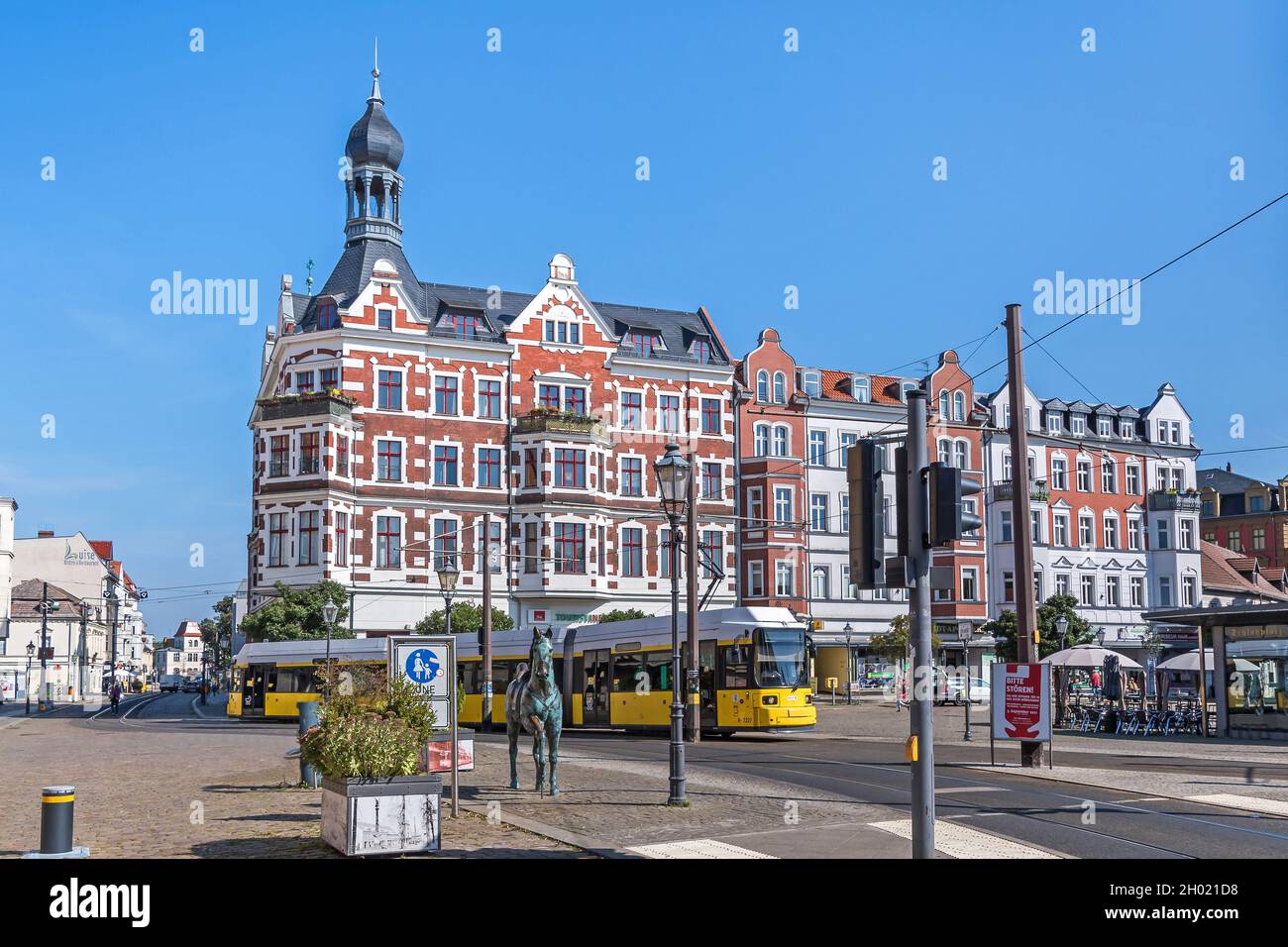 Berlin, Deutschland - 6. September 2021: Schlossplatz in der Altstadt von Koepenick mit dem denkmalgeschützten Wohn- und Geschäftshaus Alt-Koepenick 32, Stockfoto