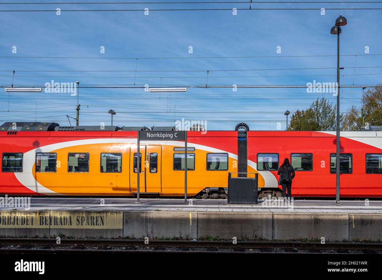 :Pendlerzug zwischen Norrkoping und Linkoping am Norrkoping Hauptbahnhof in Schweden. Stockfoto