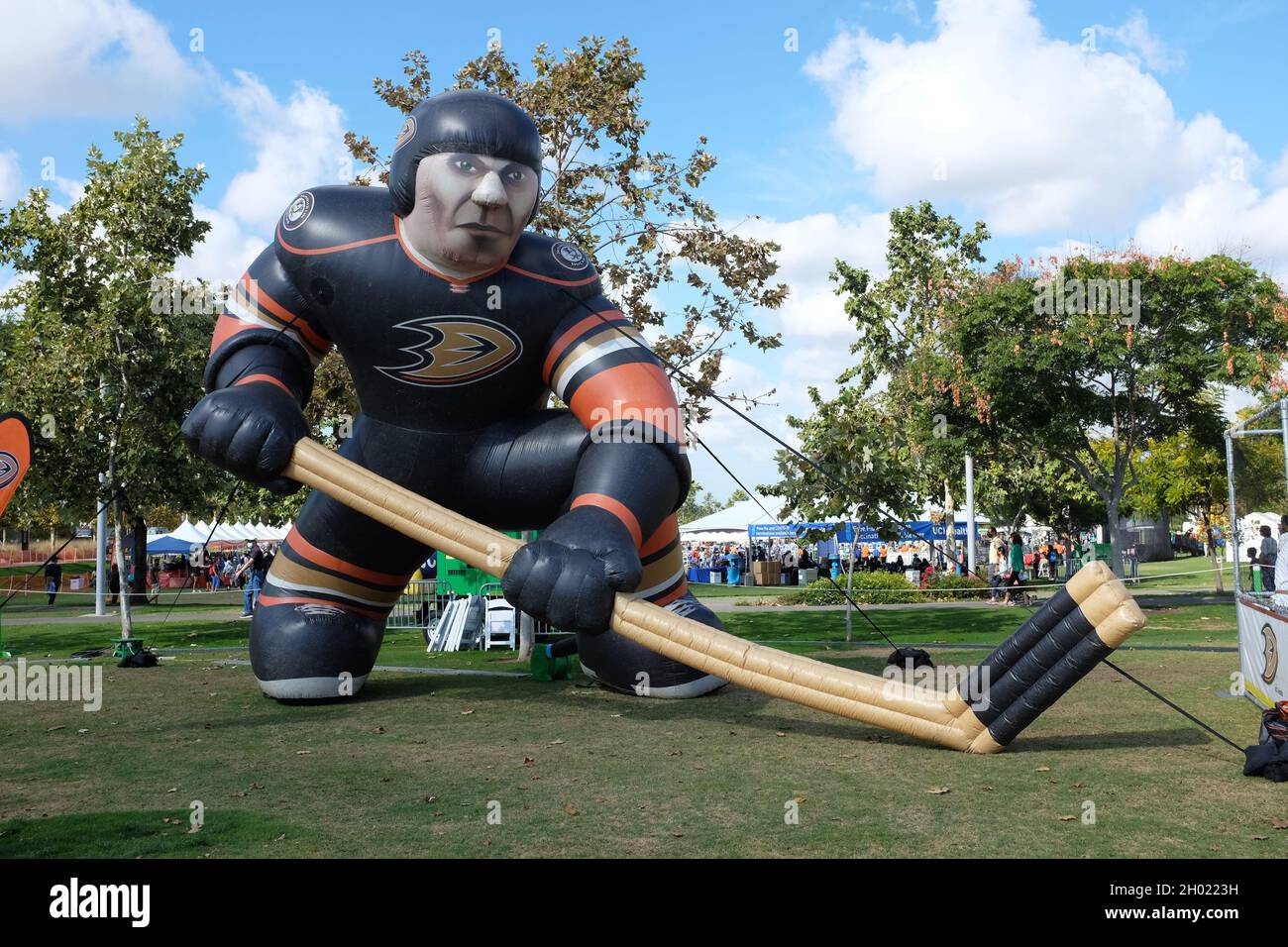 IRVINE, KALIFORNIEN - 9 Okt 2021: Ein aufblasbarer Anaheim Ducks Hockey-Spieler beim Irvine Global Village Festival, einem jährlichen Event im Great Par Stockfoto