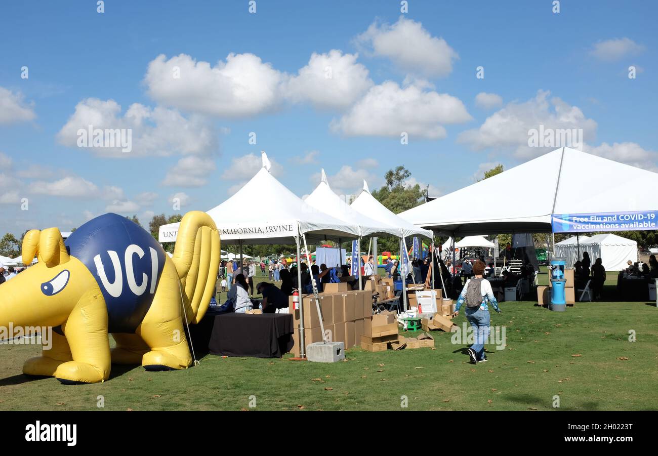 IRVINE, KALIFORNIEN - 9. Okt 2021: Der UCI Health Stand auf dem Irvine Global Village Festival, der kostenlose Covid-19 Impfstoffaufnahmen anbietet. Stockfoto