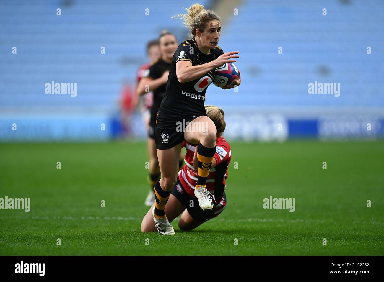 Coventry, Großbritannien. Oktober 2021. Allianz Premier 15s Rugby Union für Damen. Coventry Building Society Arena. Coventry. Abby Dow (Wespen) bricht durch. Kredit: Sport In Bildern/Alamy Live Nachrichten Stockfoto