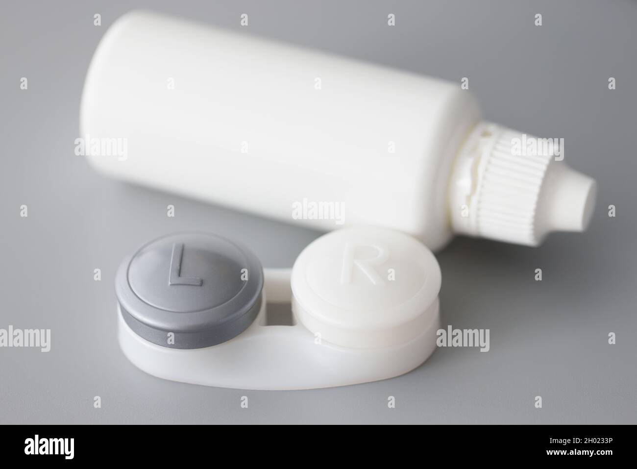 Aufbewahrungsbehlter fr weiche Kontaktlinsen und Lsungsflasche auf dem  Tisch Stockfotografie - Alamy