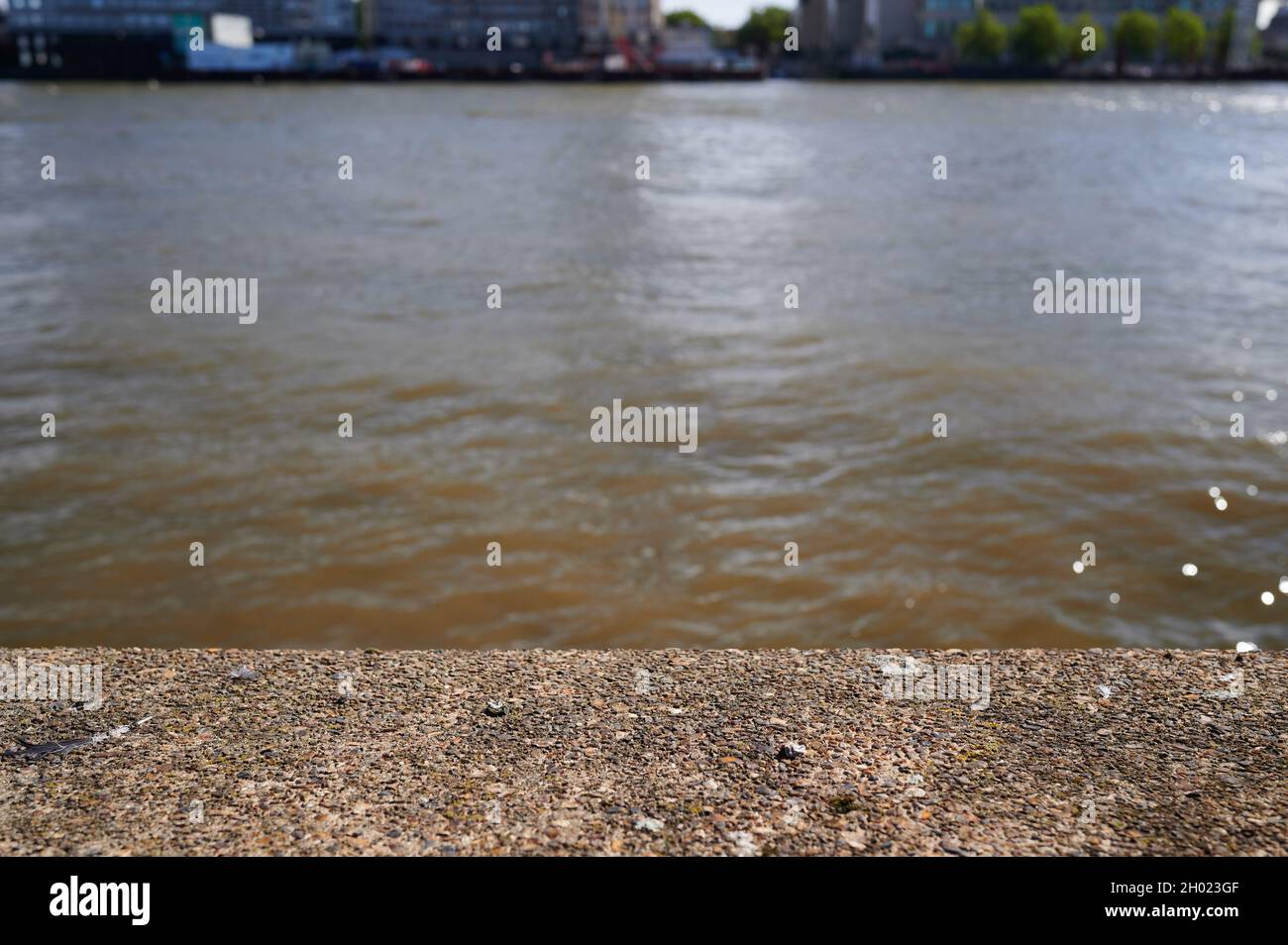 Braune Färbung / Färbung zu unscharf Fluss-und Wasserszene mit Beton Vordergrund Stockfoto