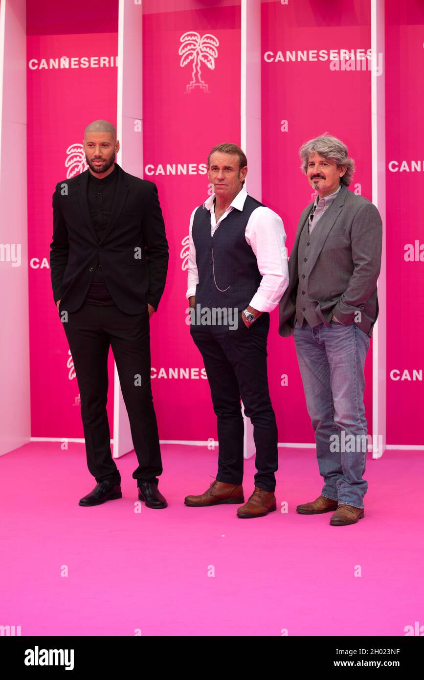 Cannes, Frankreich, 8. Oktober 2021, (LES Mystères DE L’AMOUR), XAVIER DELARUE (Schauspieler), TOM SCHACHT (Schauspieler) und PHILIPPE VASSEUR (Schauspieler) posieren auf dem rosa Teppich während des Canneseries - International Series Festivals im Palais des Festivals in Cannes © ifnm press / Alamy Live News Stockfoto