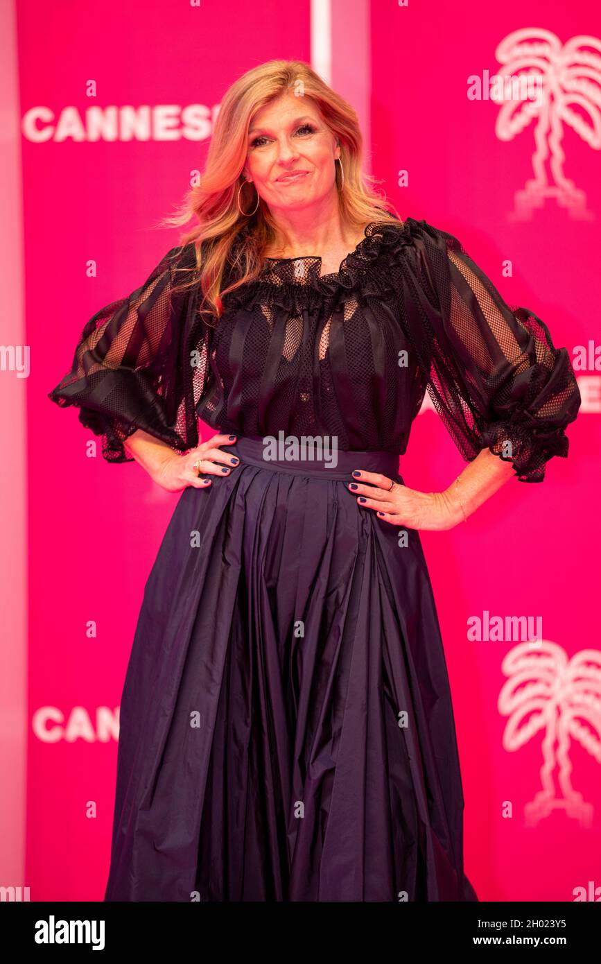 Cannes, Frankreich, 8. Oktober 2021, CONNIE BRITTON (Schauspielerin; VARIETY ICON AWARD) bei der Eröffnungsfeier der 4. Ausgabe des Cannes International Series Festival, Canneseries Stockfoto