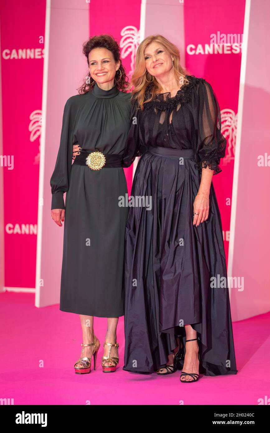 Cannes, Frankreich, 8. Oktober 2021, Carla Gugino (Californication) und CONNIE BRITTON (Schauspielerin; VARIETY ICON AWARD) bei der Eröffnungszeremonie der 4. Ausgabe des Cannes International Series Festivals, Canneseries Stockfoto