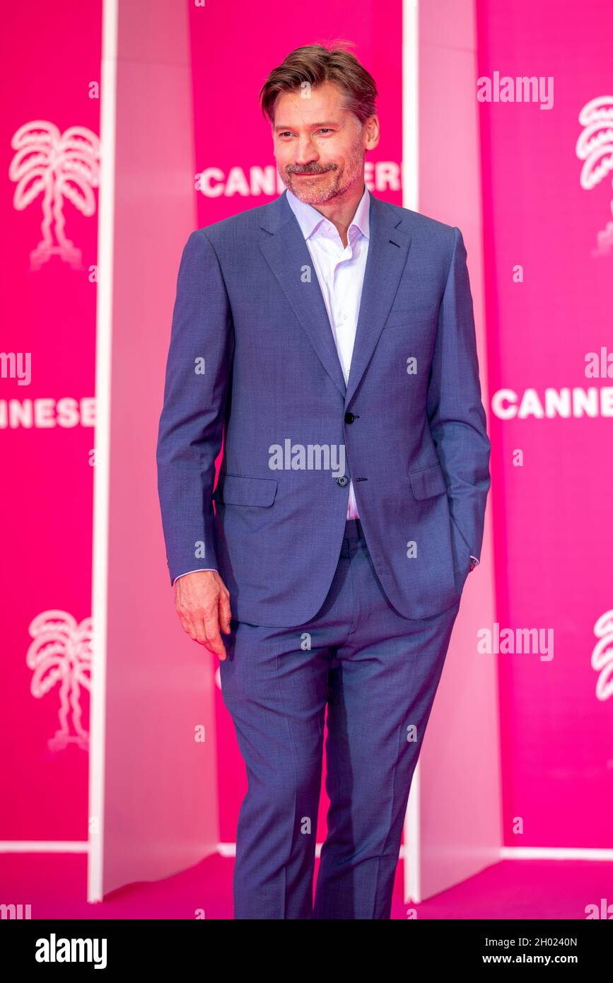 Cannes, Frankreich, 9. Oktober 2021, JURYPRÄSIDENT NICOLAJ COSTER-WALDAU; Posen auf dem rosa Teppich während des Canneseries - International Series Festival im Palais des Festivals in Cannes © ifnm press / Alamy Live News Stockfoto