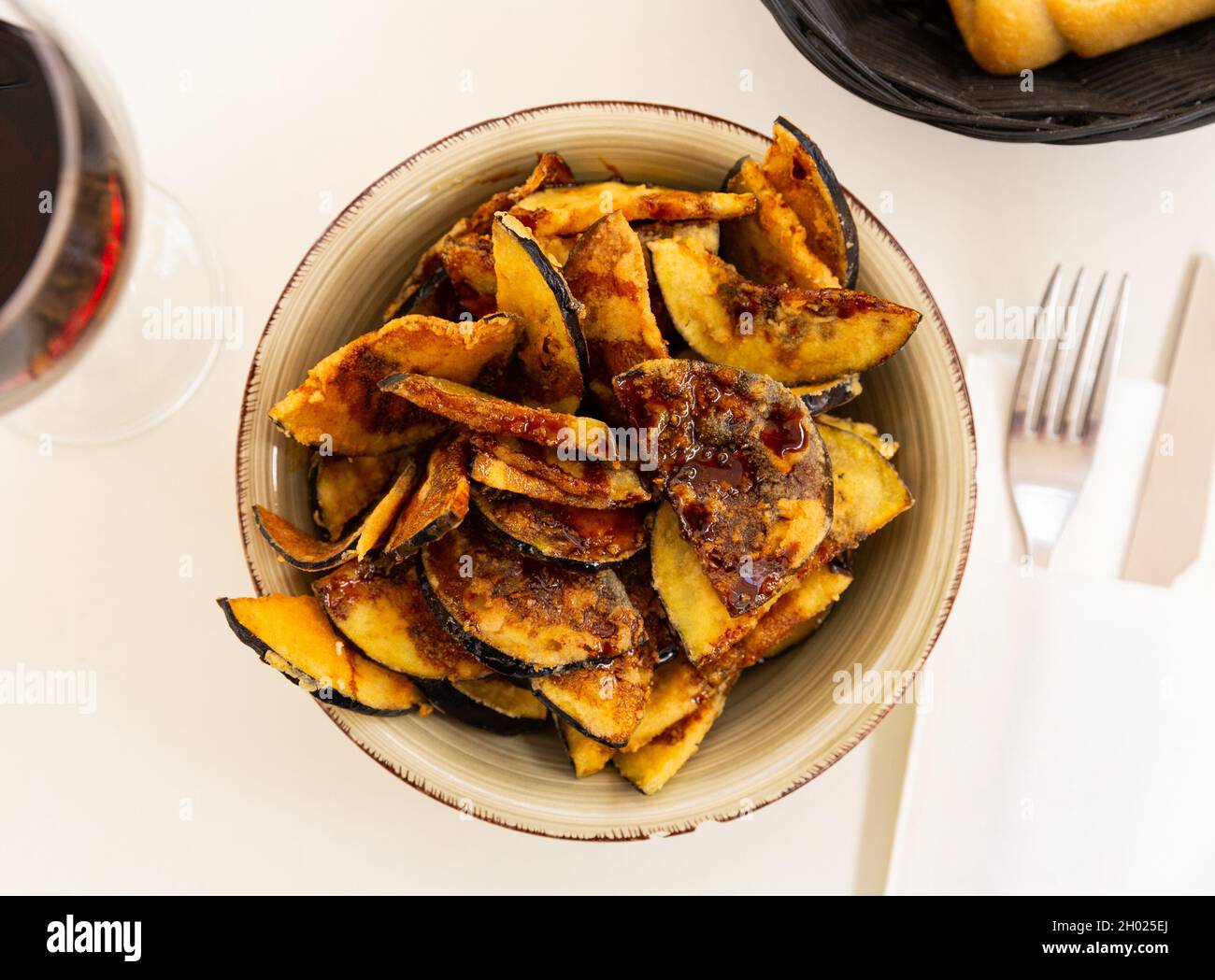 Gebratene Aubergine mit Honig, klassisches andalusisches Gericht Stockfoto