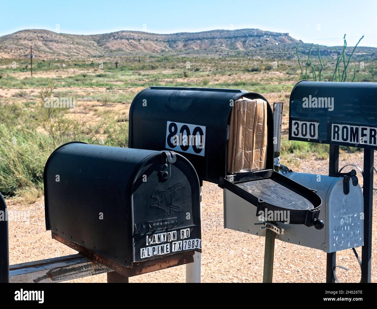 Abgelegenes Leben in West Texas, 50 Meilen Alpine, Texas, in der Nähe des Big Bend National Park. Poststempel liest immer noch Alpine Texas, aber Häuser sind durch viele Meilen getrennt und Postträger liefert die Post mitten im Nirgendwo. Stockfoto