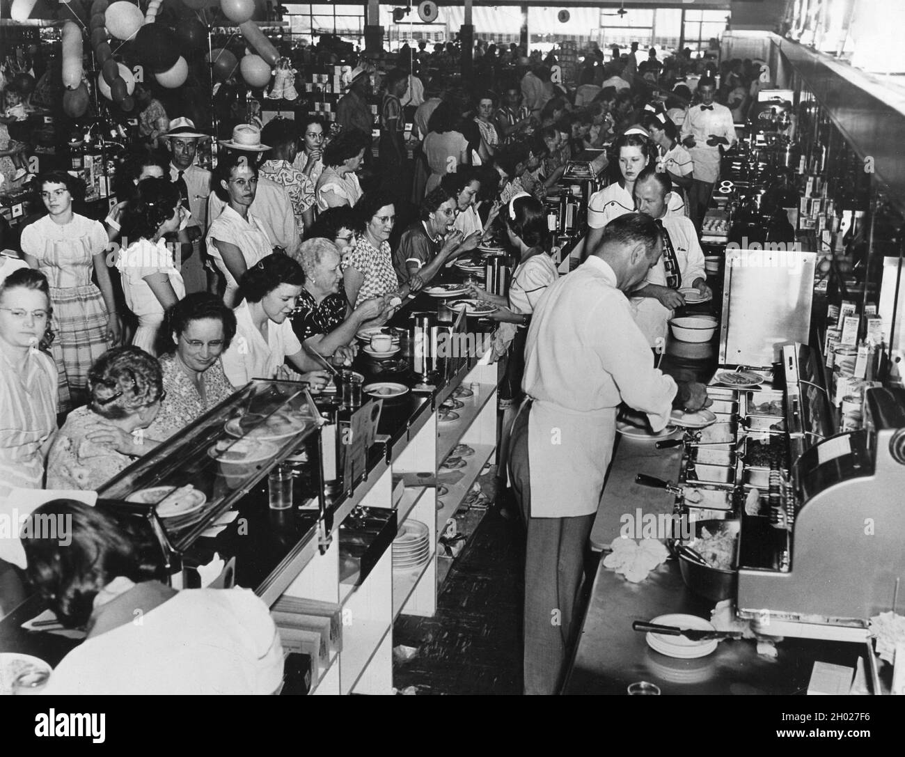 Es steht nur an einem belebten Sodabrunnen zur Mittagsstunde in einem modernen Drogeriemarkt zur Verfügung. Great Bend, Kansas, 1950. Stockfoto