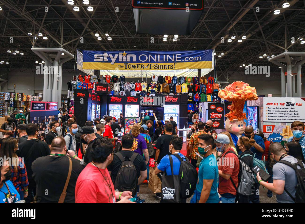 New York, N.Y/USA – 9. Oktober 2021: Fans füllen den Gang und schauen sich alle tollen Artikel an, die während der New York Comic Con 2021 auf der New York Comic Con im an den Ständen zum Verkauf stehen Stockfoto