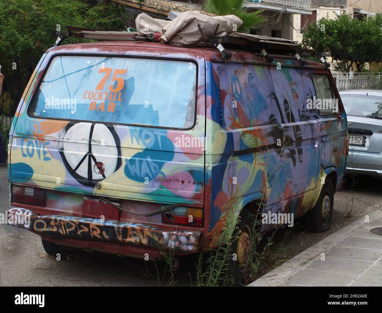 VW Transporter Van, mit Graffiti besprüht und als Werbung für eine Cocktailbar in Garitsa Bay, Korfu, Griechenland, verwendet Stockfoto