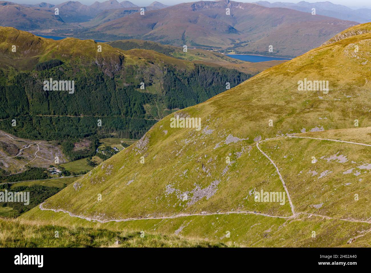 Der steile, gewundene Wanderweg eines gemeinsamen Wanderweges auf den Ben Nevis - den höchsten Gipfel Großbritanniens Stockfoto