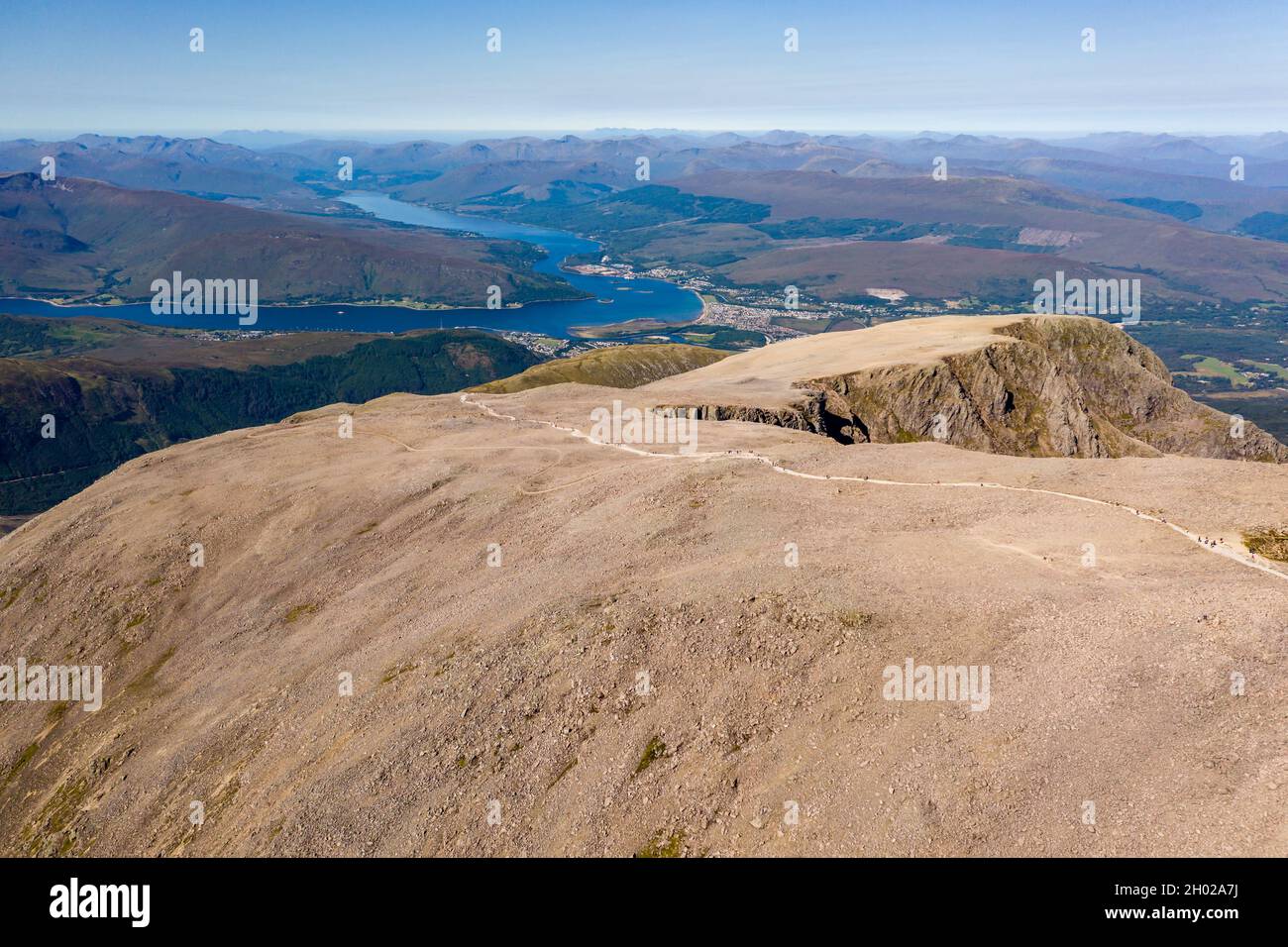 Luftaufnahme des Fußweges zum Gipfel des Ben Nevis mit mehreren Seeschlingen im Hintergrund. Stockfoto