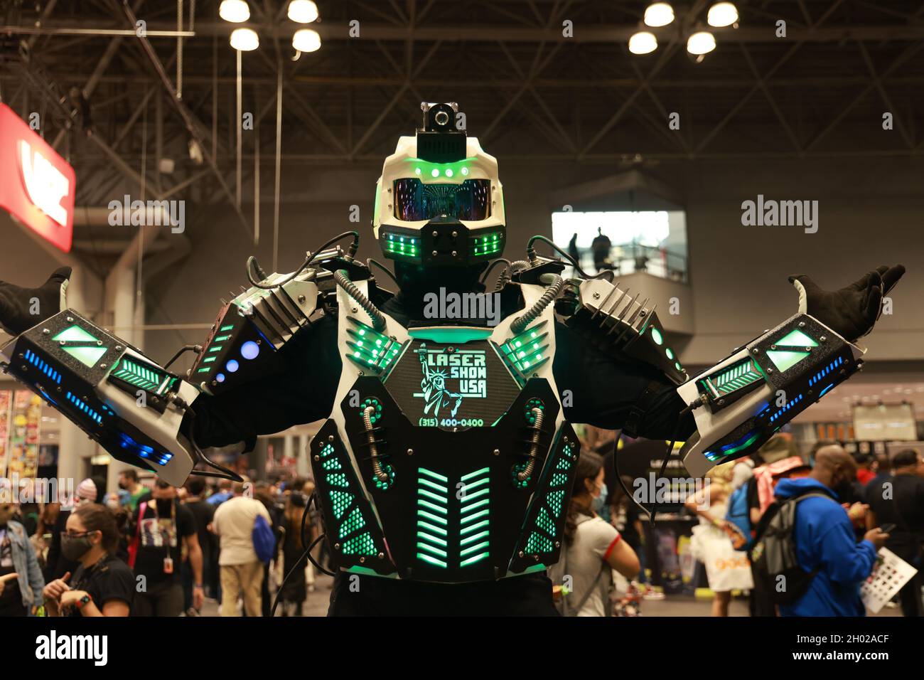 New York, N.Y/USA – 9. Oktober 2021: Ein Cosplayer, der als Mega Robot auf Stelzen gekleidet ist, nimmt an der New York Comic Con 2021 Teil. Quelle: Gordon Donovan/Alamy Live Stockfoto