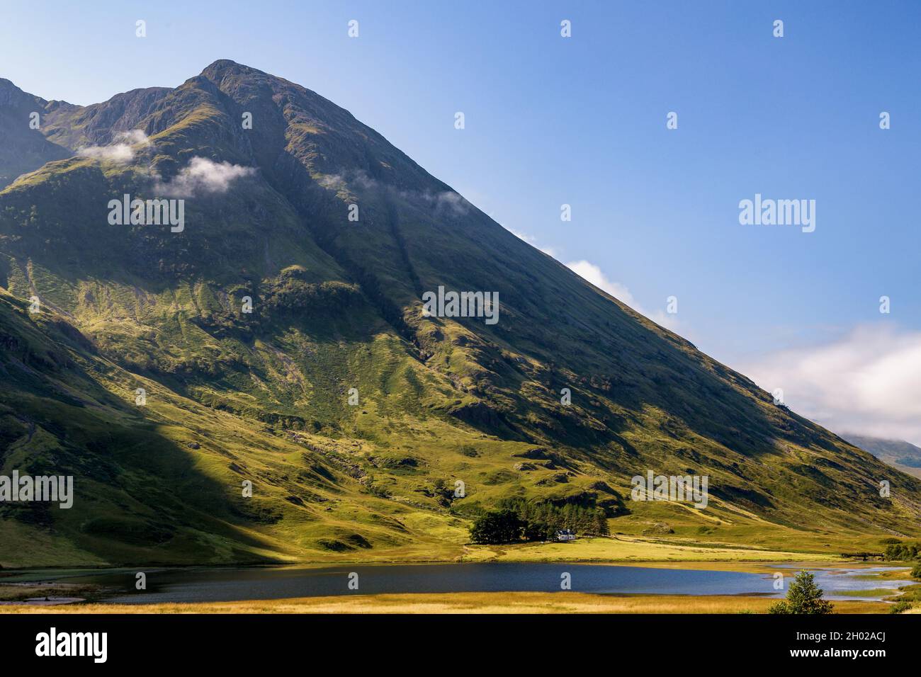 Wolken hängen über den Berggipfeln im wunderschönen Glencoe-Tal im schottischen Hochland Stockfoto