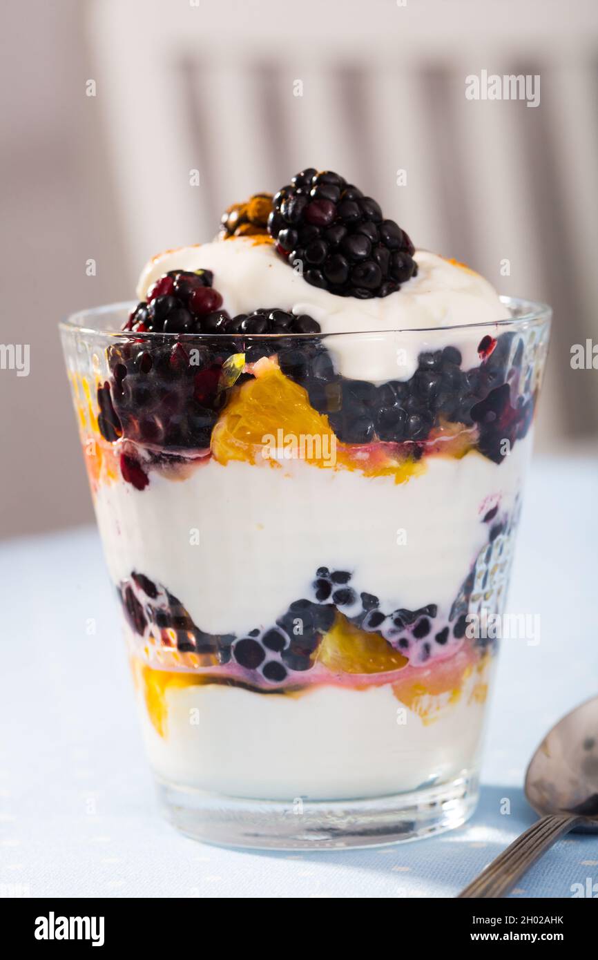 Black und Orange Joghurt - lecker Sommer Dessert Stockfoto