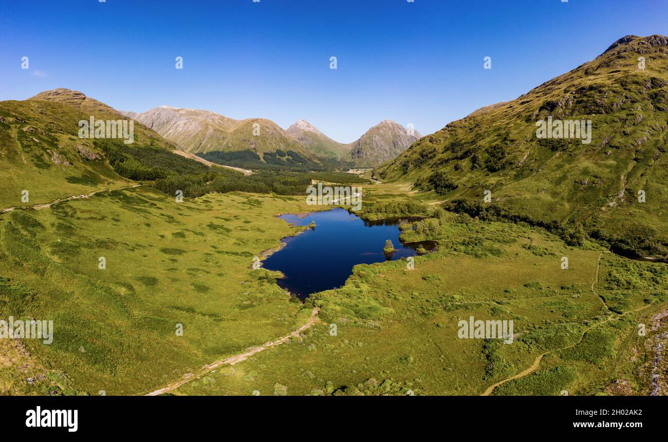 Luftaufnahme der spektakulären alpinen Landschaft mit Seen und Bergen (Glen Etive, Glencoe, Schottland) Stockfoto