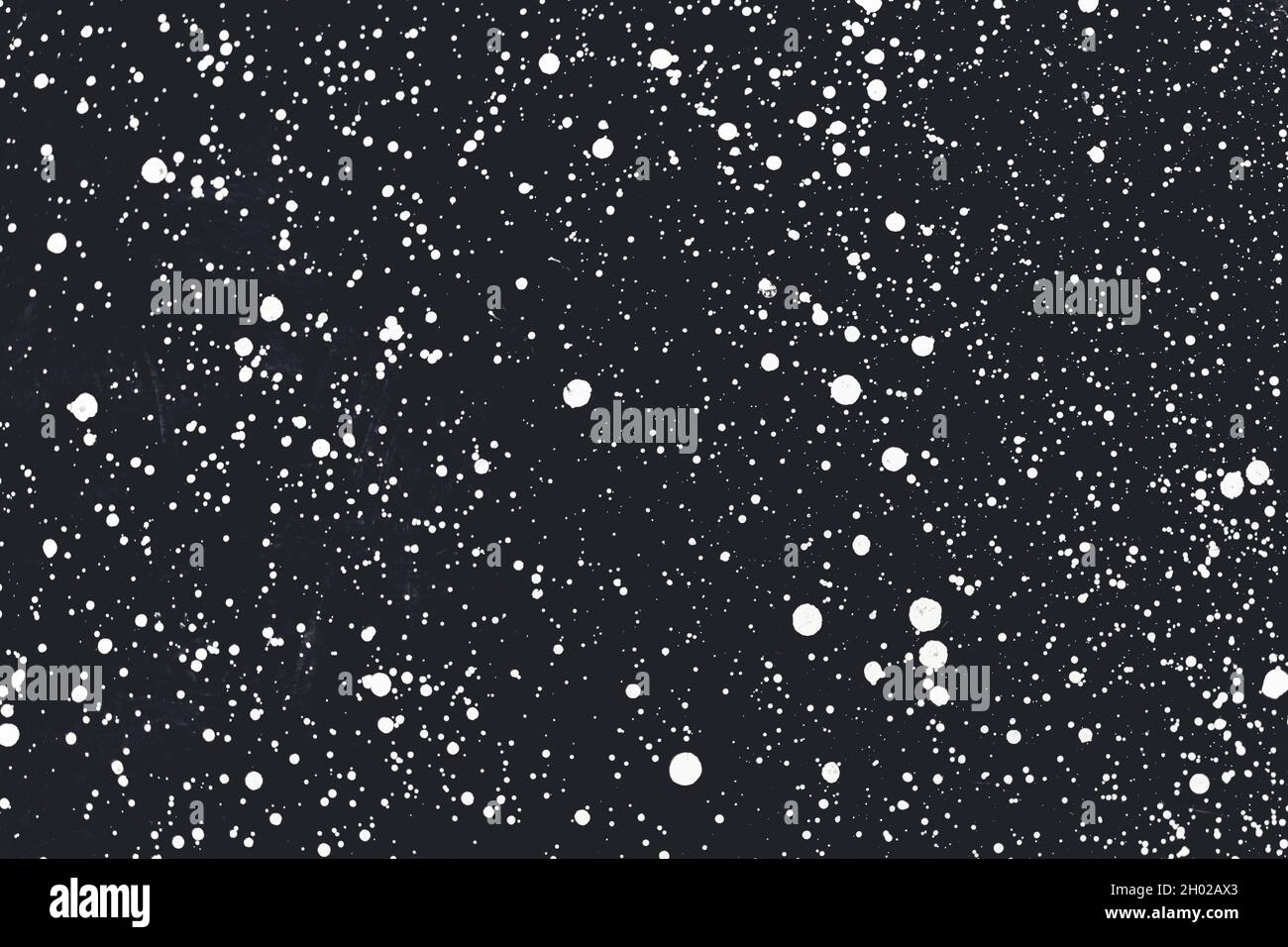 Abstrakter, monochromer gepunkteter Hintergrund mit weißen Farbspritzern und Flecken auf Schwarz. Isoliertes Design, überlagerte Kunstebene mit Platz für Text Stockfoto