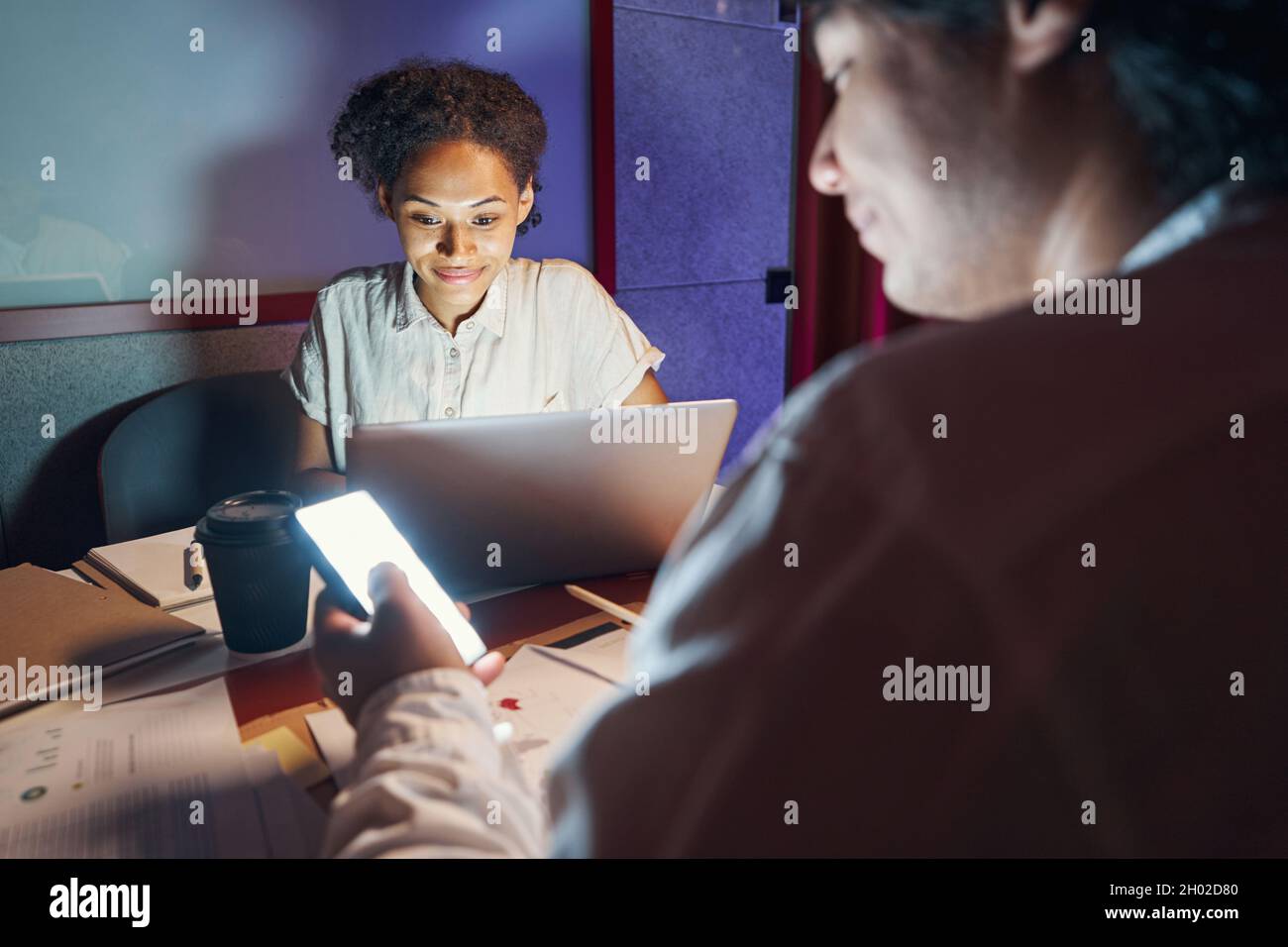 Männliche und weibliche Personen, die am Arbeitsplatz zusammenarbeiten Stockfoto