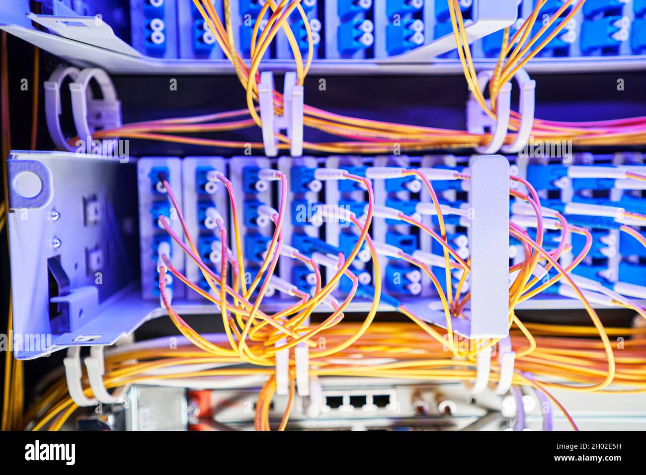 Kabelmanagement im Serverschrank mit Reißverschlüssen Stockfotografie -  Alamy