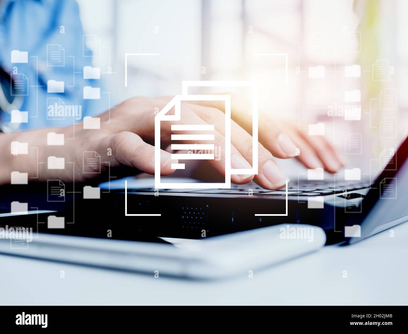 Dokumentenmanagement. Dokument Datei Informationen und Ordner Symbole mit Geschäftsmann Hände arbeiten auf Laptop-Computer, Online-digitale Datenbanken, Datensys Stockfoto