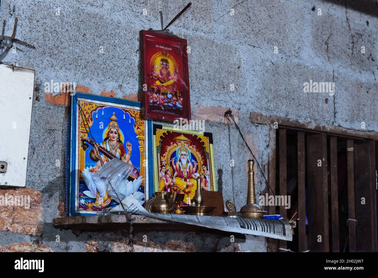Aranmula, Indien - 5. Dezember 2015: Kerala. Silber Spiegel handgemachte Produktion in ländlicher Umgebung, handgemachte einzigartige Kunstwerke. Hinduismus, Götter, Anbetung Stockfoto