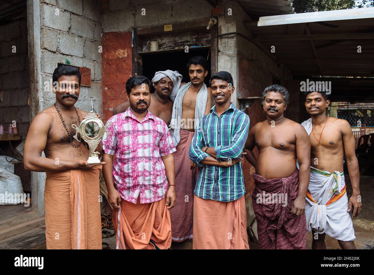 Aranmula, Indien - 5. Dezember 2015: Kerala. Silber Spiegel handgemachte Produktion in ländlichen Gebieten, macht der Mensch handgefertigte einzigartige Kunstwerke. Familie klein Stockfoto