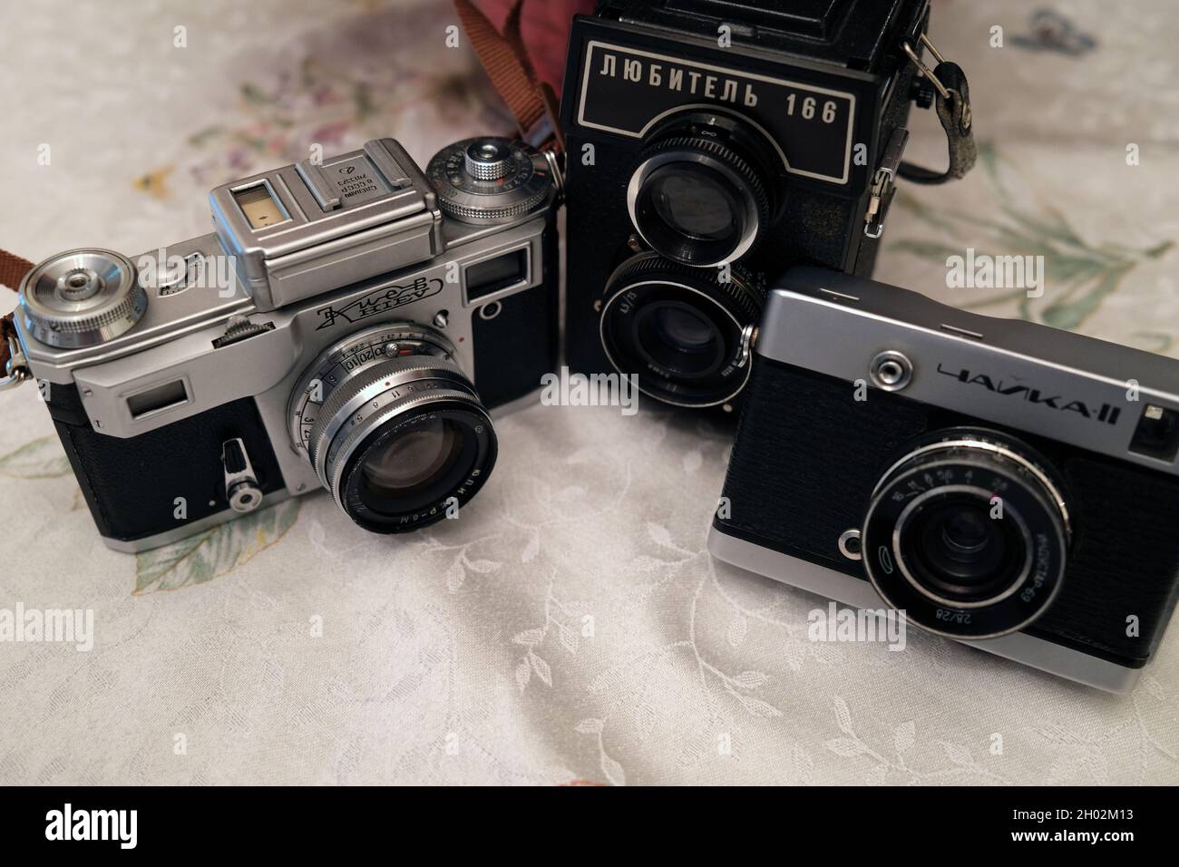 Drei sowjetische Kameras - Chaika 2, Kiew 4 und Lubitel 166 Stockfoto