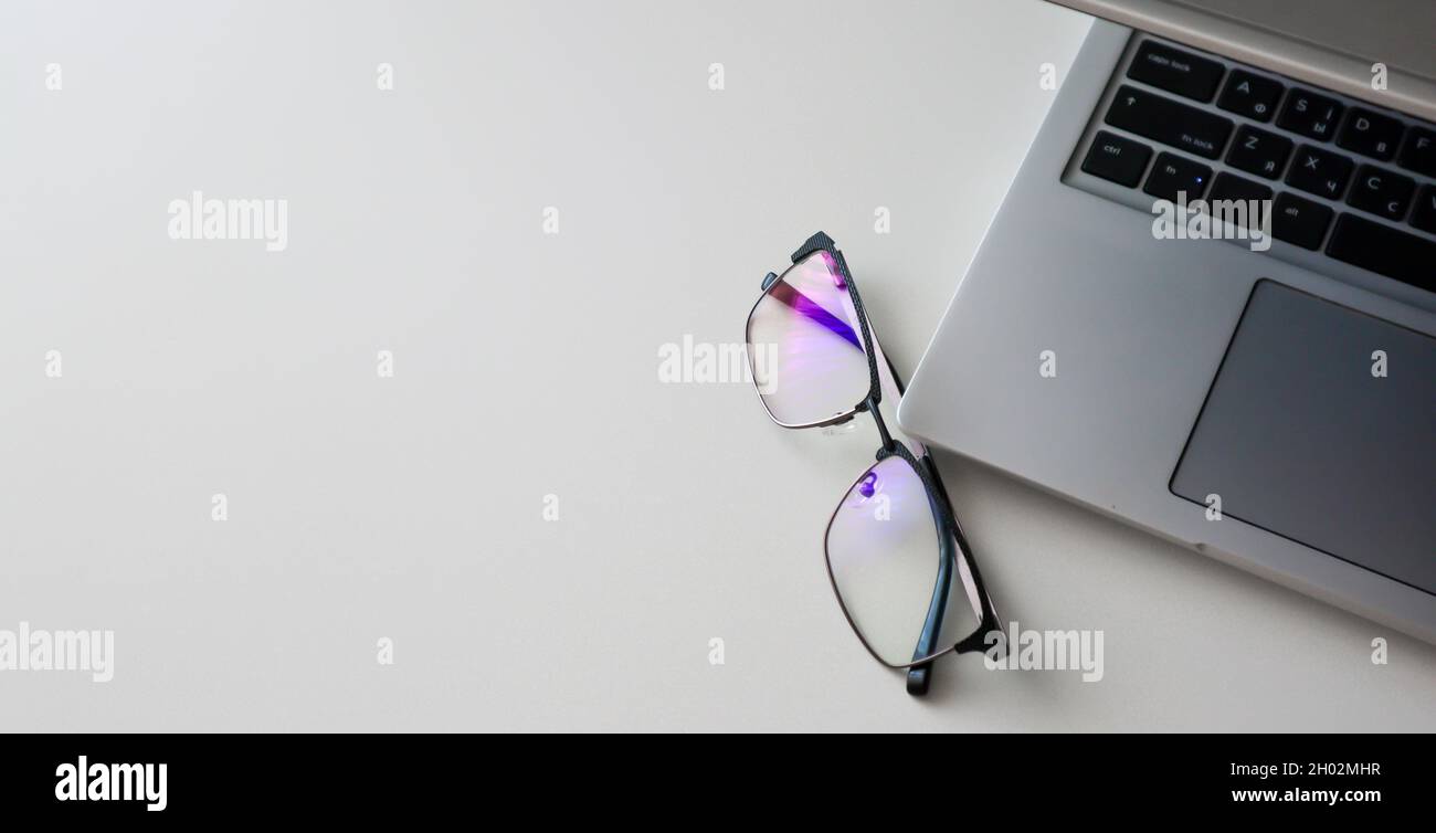 Banner eines Arbeitshauses zu Hause mit Laptop und Brille. Minimalismus flach Stockfoto