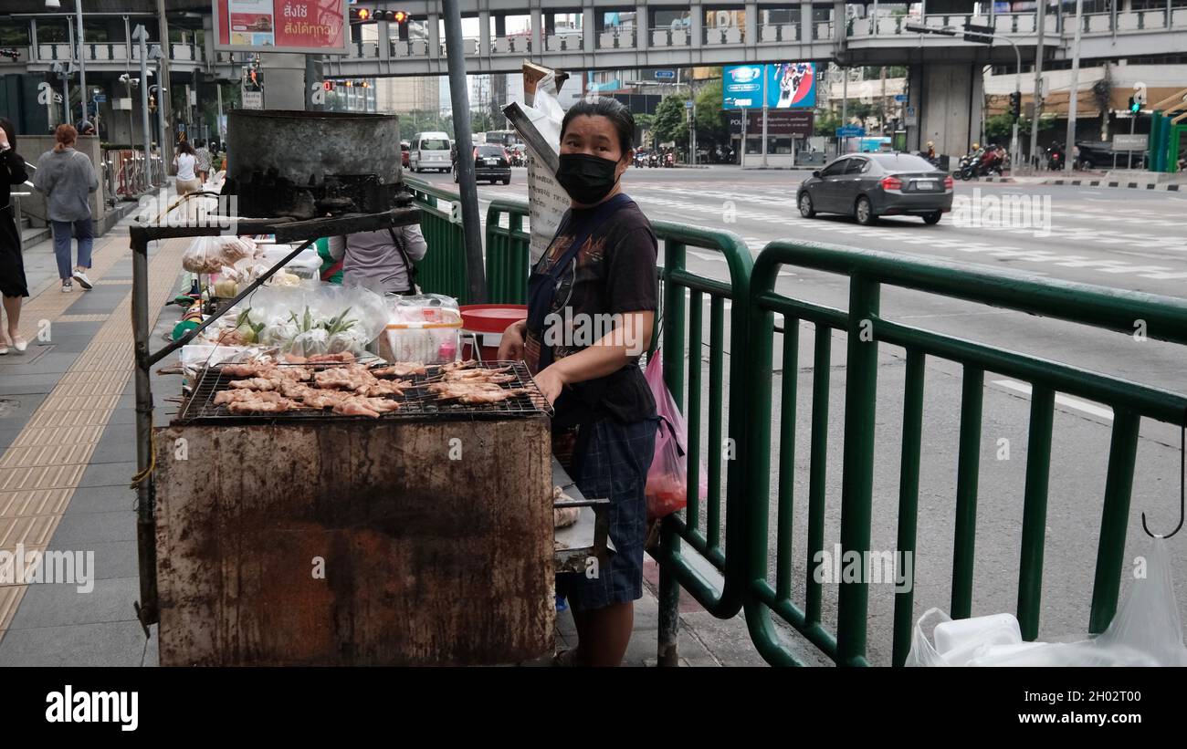 Street Food Vendor an der Asoke Road Sukhumvit Soi 21 Bangkok Thailand Stockfoto