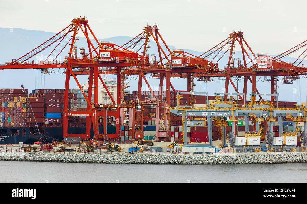 Nahaufnahme Industriehafen mit Containern, Tiefwasserhafen mit Kranen für Containerschiffe in Vancouver, BC, Kanada-August 18,2021. Blick auf die Straße, Reise p Stockfoto