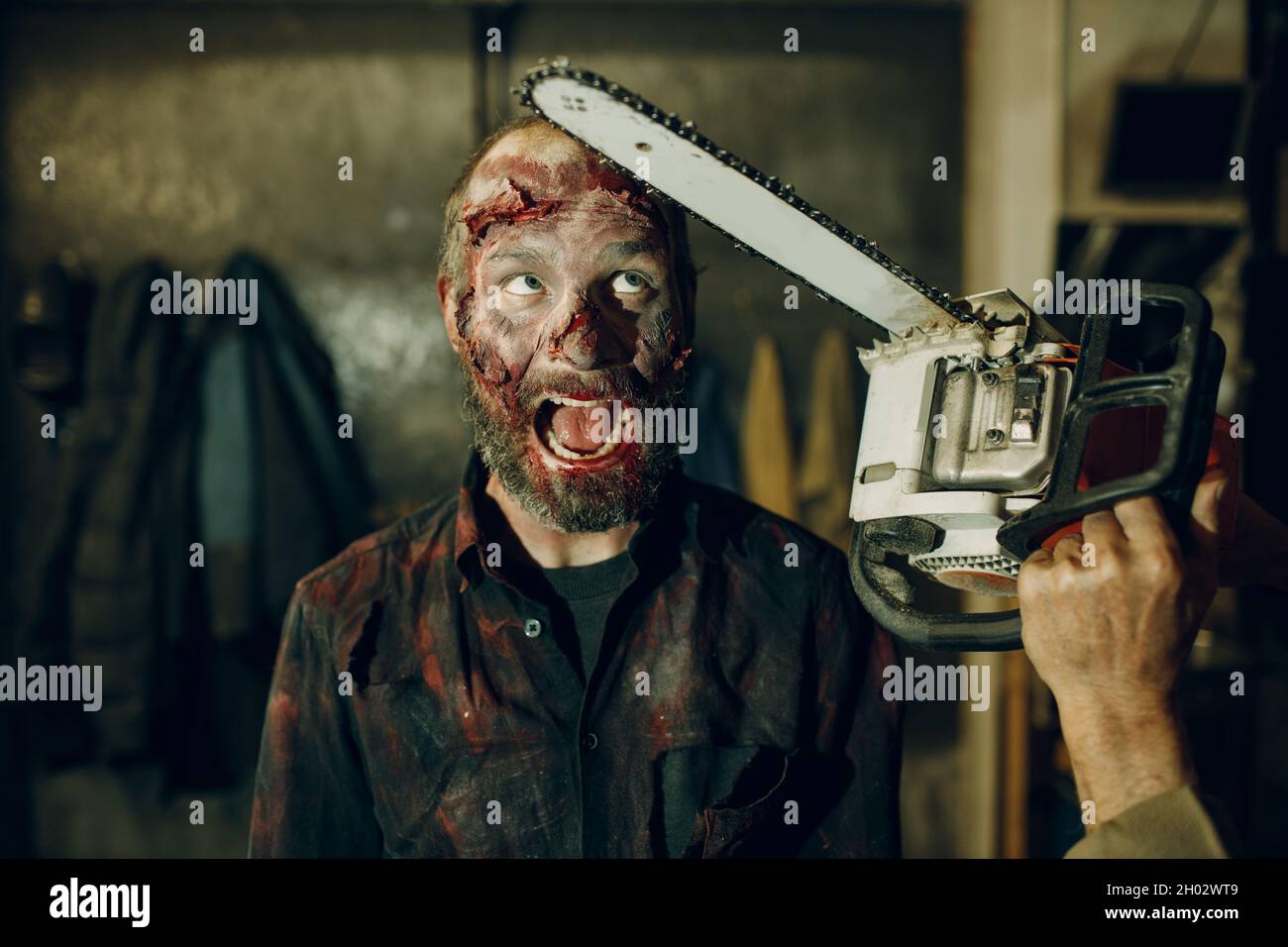 Zombie und Kettensäge Verteidigung halloween-Konzept. Make up Haut und Blut  Gesicht Stockfotografie - Alamy
