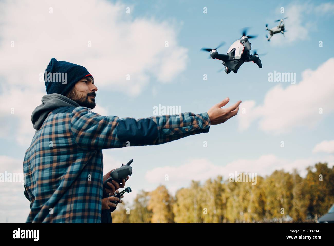 Man Pilot startet Quadcopter FPV Drohne von Hand zu Himmel Flug Stockfoto