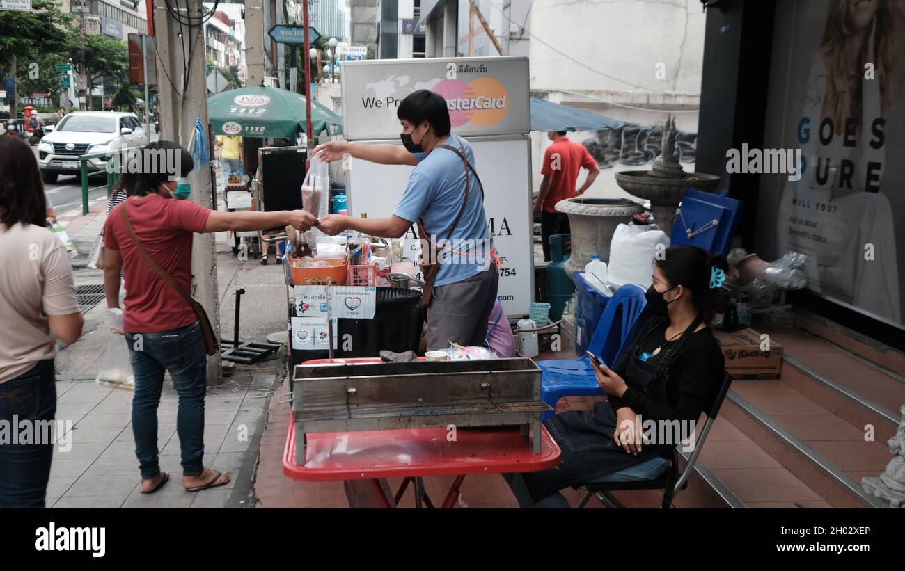 Geldwechsel Hände Street Food Asoke Road Sukhumvit Soi 21 Bangkok Thailand Stockfoto