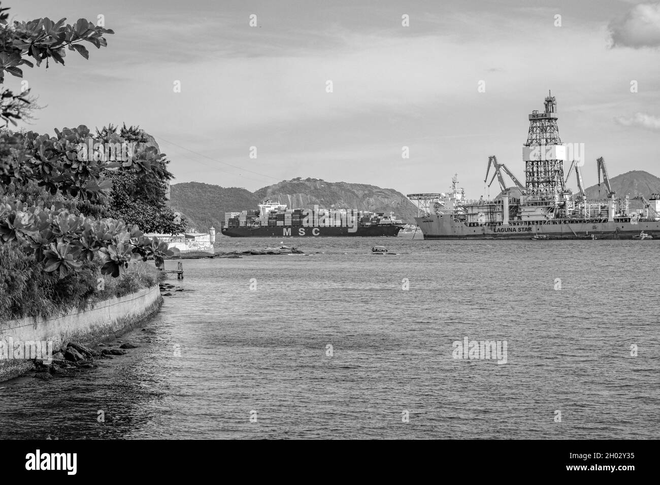 Guanabara Bay, Rio de Janeiro, Brasilien - UM 2021: Plattform für die Exploration der Ölindustrie (Offshore). Diese Bucht ist Teil des Santos Basin Stockfoto