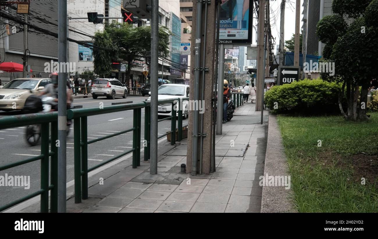 Verkehrskontrollgeländer Asoke Road Sukhumvit Soi 21 Bangkok Thailand Stockfoto