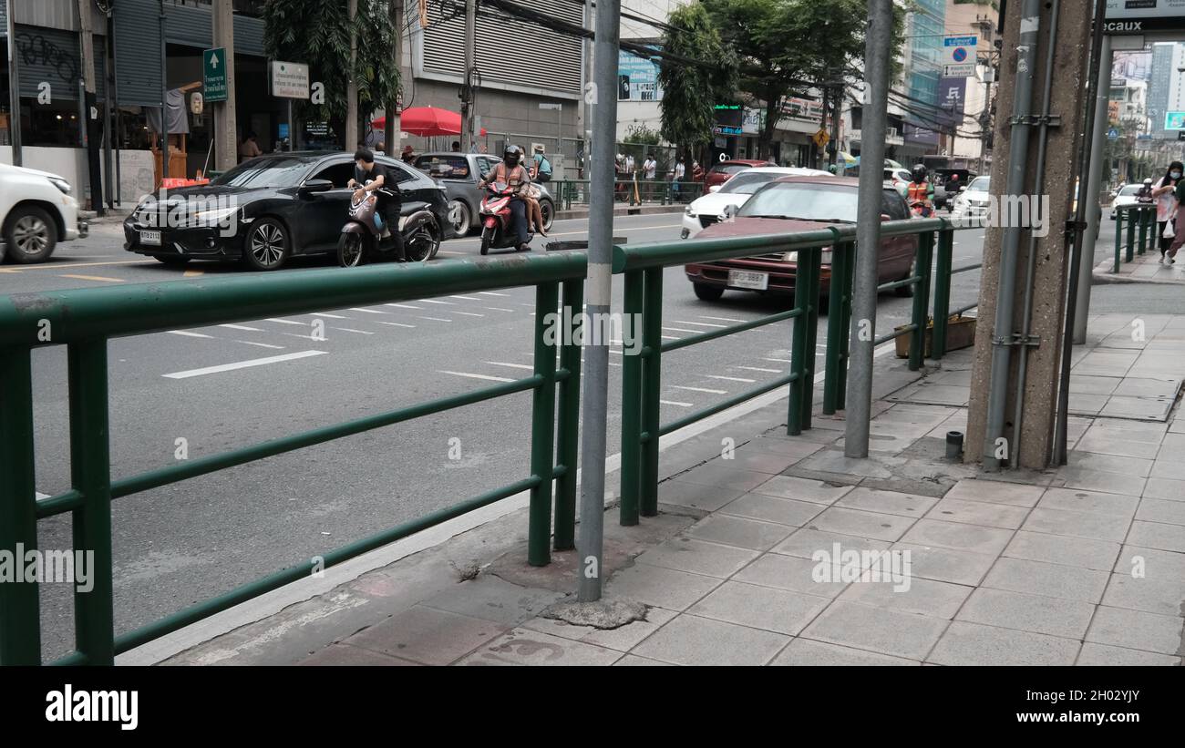 Verkehrskontrollgeländer Asoke Road Sukhumvit Soi 21 Bangkok Thailand Stockfoto