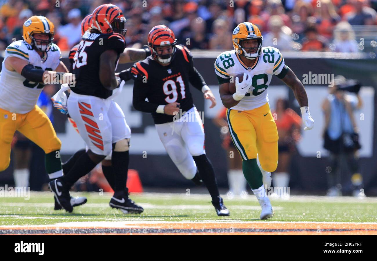 10. Oktober 2021: Green Bay Packers laufen zurück A.J. Dillon (28) spielt den Ball beim NFL-Fußballspiel zwischen den Green Bay Packers und den Cincinnati Bengals im Paul Brown Stadium in Cincinnati, Ohio. JP Waldron/Cal Sport Media Stockfoto