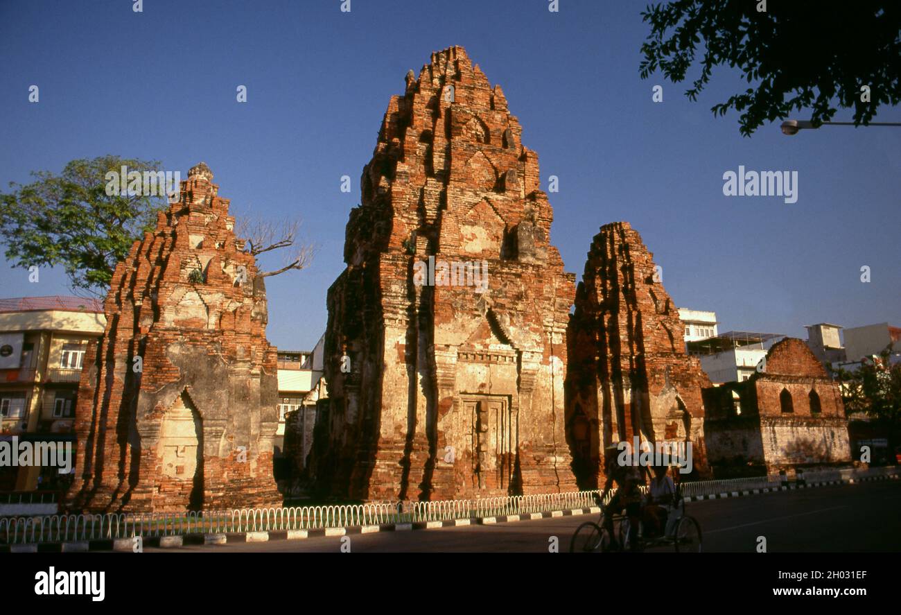 Thailand: Der Hindu-Schrein Prang Khaek aus der Khmer-Ära aus dem 11. Jahrhundert im Zentrum des alten Lopburi. Die Altstadt von Lopburi stammt aus der Dvaravati-Ära (6. - 13. Jahrhundert). Es war ursprünglich als Lavo oder Lavapura bekannt. Nach der Gründung des Königreichs Ayutthaya im fünfzehnten Jahrhundert war Lopburi eine Festung der Herrscher Ayutthayas. Es wurde später eine neue königliche Hauptstadt während der Herrschaft von König Narai dem Großen des Ayutthaya-Königreichs in der Mitte des 17. Jahrhunderts. Stockfoto