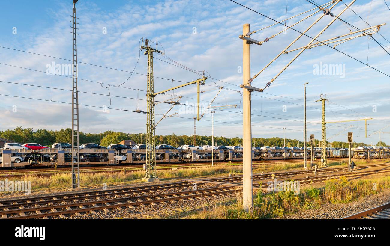 Viele Neuwagen werden mit der Bahn ausgeliefert Stockfoto