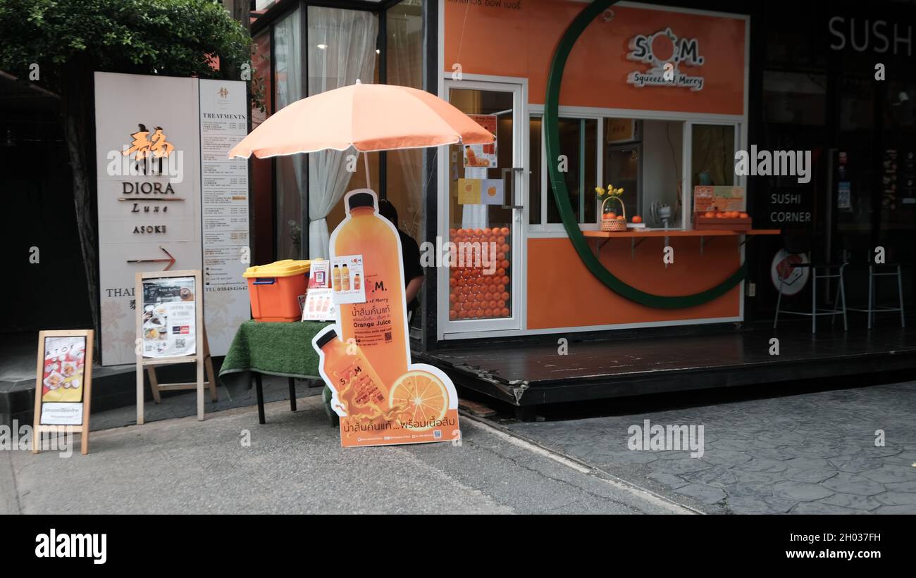 DIORA LUXE ASOKE Orange Juice Kiosk Asoke Montri Road Sukhumvit Soi 21 Bangkok Thailand Stockfoto