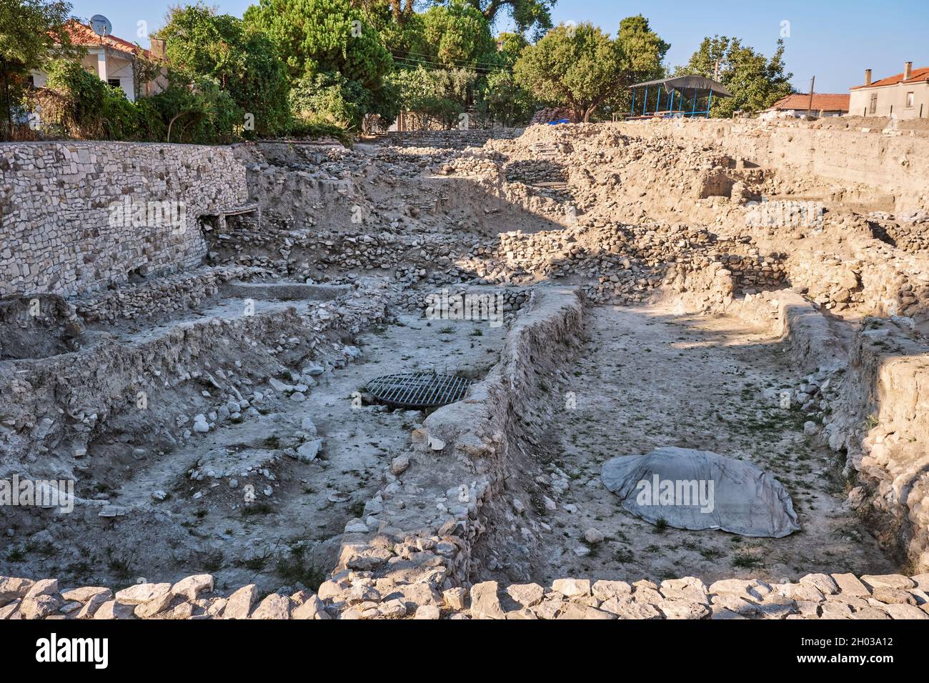 Urla, Türkei - September, 2021: Archäologische Ausgrabungsstätte der antiken prähistorischen bronzezeitlichen Stadt Liman Tepe oder Limantepe in Urla, Izmir, Turk Stockfoto