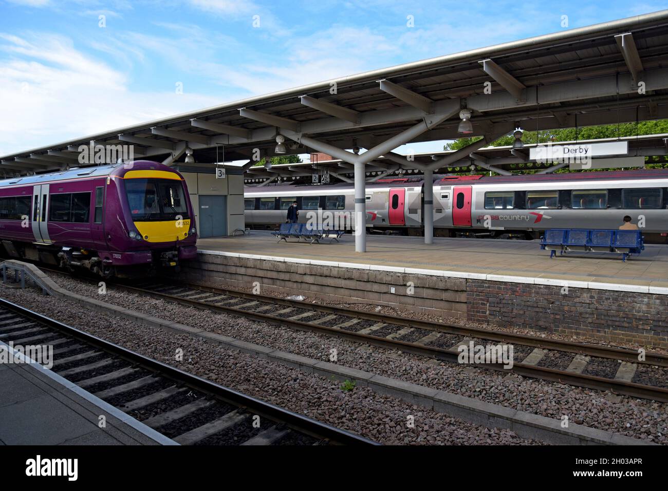 East Midlands Railway 170 Klasse Turbostar Zug am Bahnhof Derby, 14. August 2021 Stockfoto