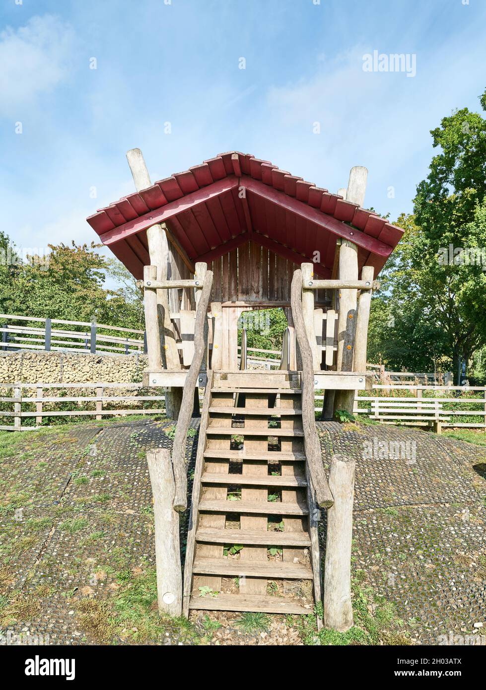 Kinderspielhaus in der Top Lodge, Fineshades Woods, Northamptonshire, England. Stockfoto