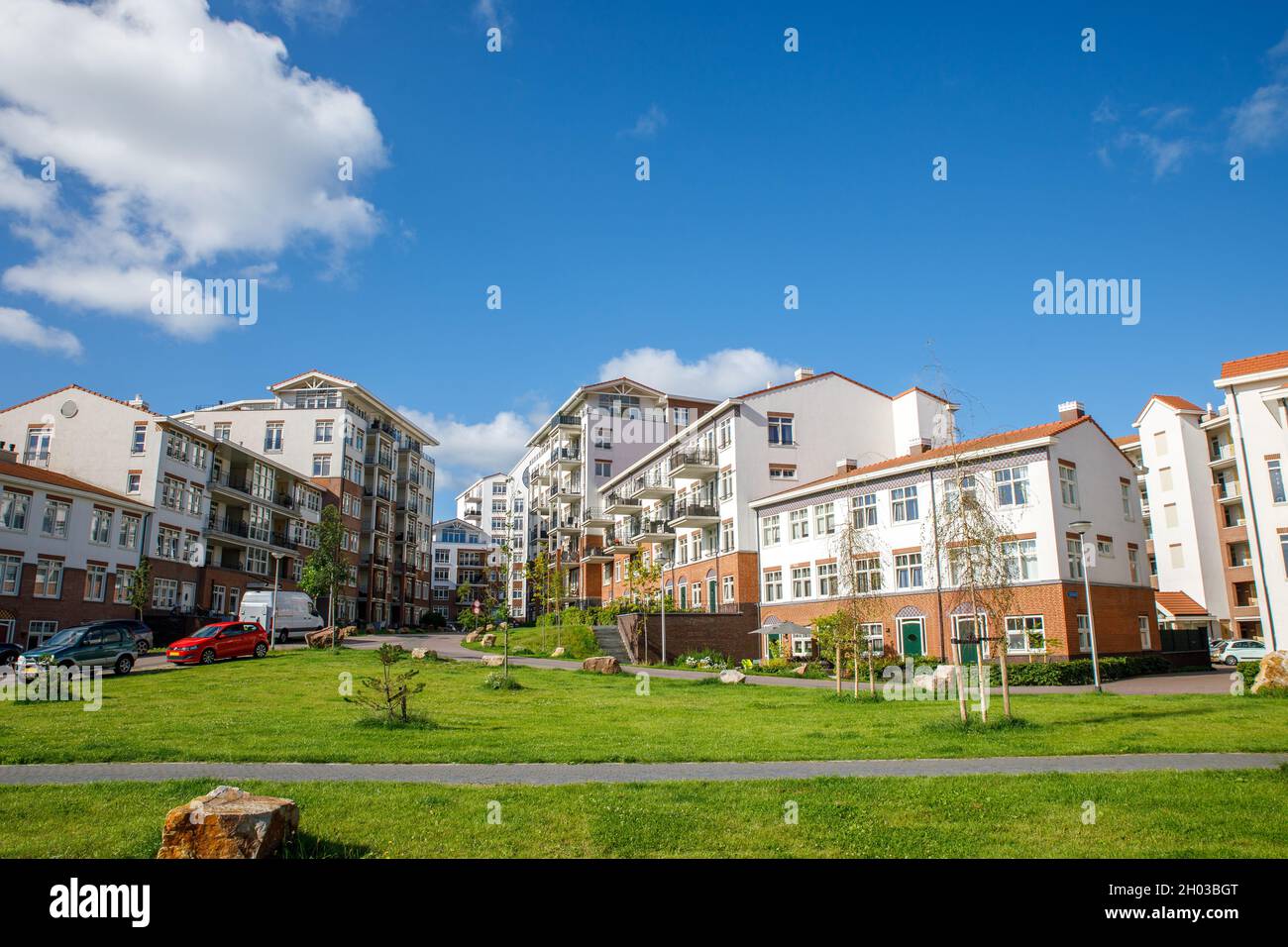 Apartmentkomplex 'De Bloem' im südholländischen Dorf Rijnsburg in den Niederlanden. An einem blau bewölkten Tag im Sommer. Bauen Sie in der Form eines Stockfoto