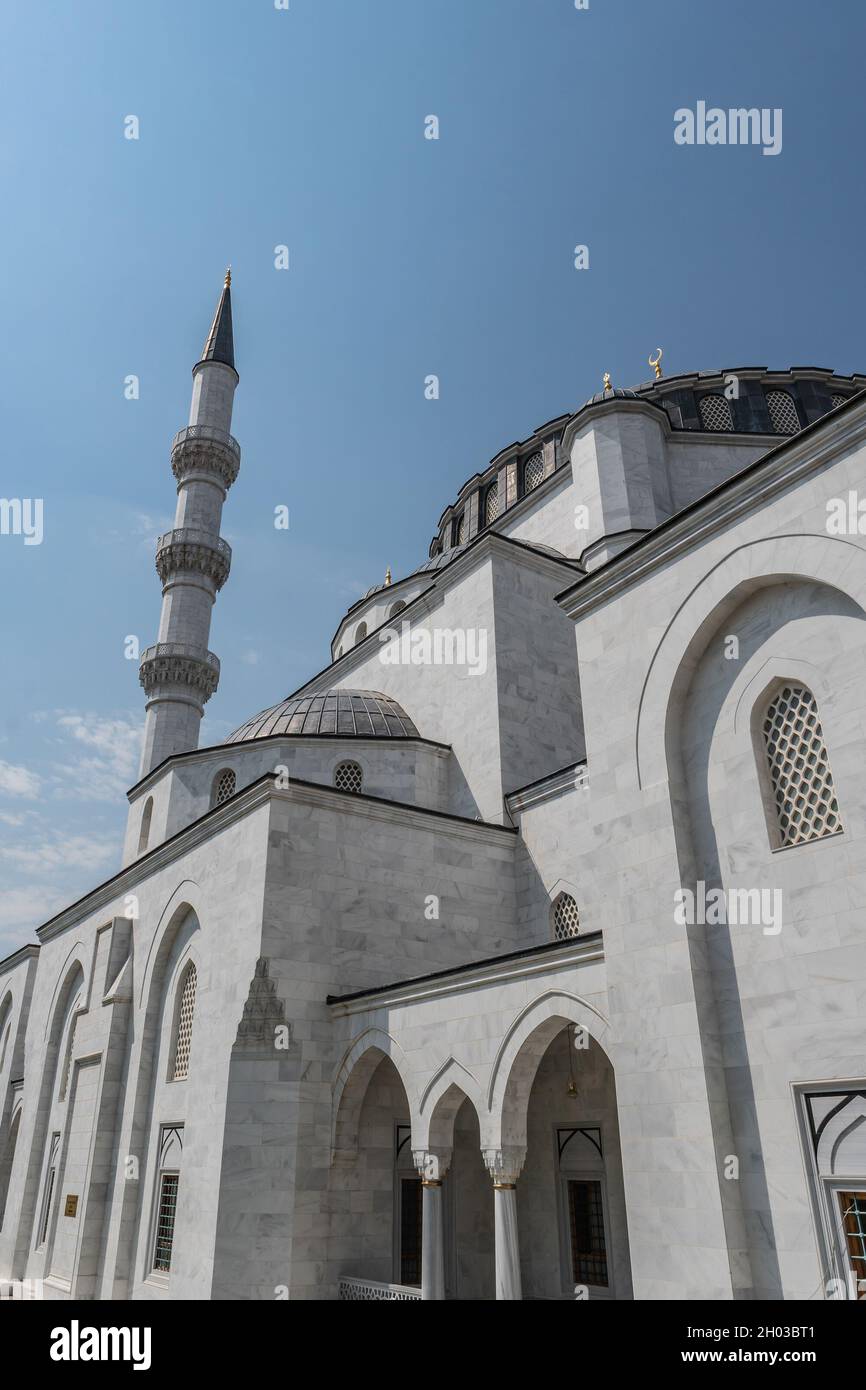 Ankara Melike Hatun Moschee atemberaubende malerische Aussicht an einem Tag des blauen Himmels im Sommer Stockfoto